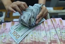 Rupiah Melemah Seiring Negatifnya Data Ekonomi Akibat COVID-19