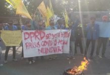 Aksi Mahasiswa Desak DPRD Bogor Bentuk Pansus COVID-19, Diwarnai Bakar Ban