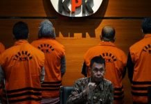 KPK; Bupati Beserta Istri dan Ketua DPRD Kutai Timur Tersangka