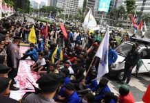 Mahasiswa Unjukrasa di Depan Kemendikbud