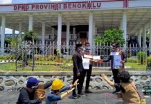 Mahasiswa Bengkulu Gelar Teatrikal Tolak Omnibus Law