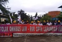 Aksi Tolak RUU Cipta Kerja di Mukomuko di Jaga Polisi
