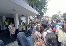 Warga Kemang Agung Unjuk Rasa ke Kantor Walikota Palembang, Tuntut Hak Atas Tanah Bersertifikat Yang Dipagar Sepihak Oleh PT. KAI