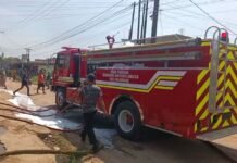 Rumah Terbakar, Warga Sekitar Panik Dan Bantu Evakuasi