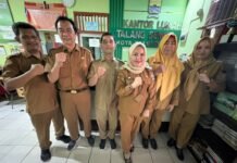Kemudahan Akses Dokumen Kependudukan, Lurah Rindu Yosalida Monitoring Jemput Bola di Talang Semut