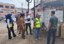 Lurah AAL Dampingi Proses Pembongkaran Bangunan Demi Kelancaran Proyek Drainase
