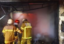 Satu Jam Bertarung dengan Api, Petugas Damkar Selamatkan Permukiman dari Kebakaran Besar