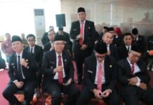 Foto Kebersamaan Lurah se-SU II Warnai Akhir Paripurna Istimewa