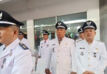 Lurah Rudi Martino dan H. Windrianto Hadiri Upacara Penurunan Bendera, Wujudkan Hormat pada Merah Putih