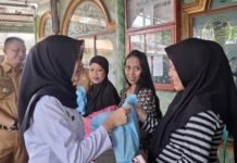 Camat Sako Bersama Kader Posyandu Serahkan Makanan Tambahan Balita
