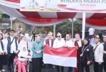 Aksi Simbolis, Camat Bukitkecil Dampingi Walikota Bagikan Bendera di Jalan Raya