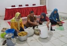 Gerak Cepat Lurah 26 Ilir Epriansyah: Sosialisasikan Eco Enzyme, Lingkungan Bersih, Dompet Terisi