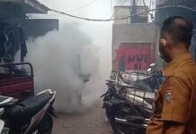Fogging di Blok 7 RT 11, Lurah 23 Ilir Ajak Warga Hidup Sehat dan Gotong Royong