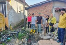 Gotong Royong Penuh Keakraban, Lurah 26 Ilir Inspirasi Kebersamaan Warga