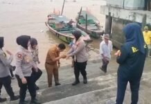 Plt. Lurah 19 Ilir Bersama Polwan Jaga Kelestarian Sungai Musi