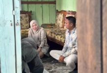 Jufriansyah Dampingi Hj. Kartika Sandra Desi Tinjau Kondisi Rumah Warga Gandus