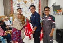 Lurah Satu Ilir Apresiasi Sinergi Pemerintah, PT. Adhi Karya dan TJSL Pusri, Bantuan untuk Lansia