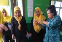 TP PKK Kelurahan 23 Ilir Panen Eco Enzym dari Bank Sampah Melati