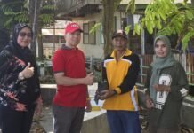 Hijaukan Lingkungan, Lurah Dua Belas Ulu Bagikan Bibit Buah ke Warga