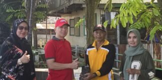 Hijaukan Lingkungan, Lurah Dua Belas Ulu Bagikan Bibit Buah ke Warga