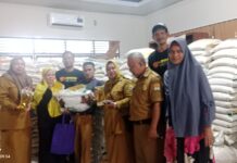 Davy Angreana Kawal Langsung Distribusi 1.610 Karung Banpang bagi Warga Plaju Ulu