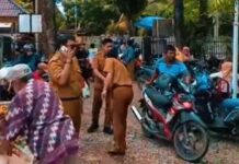 Pelayanan Publik Humanis, Camat IB I Turun Langsung Dampingi Warga Terima Bansos