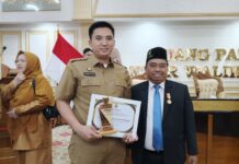 Dari Kertapati untuk Umat, Plt. Camat Rifandi Putra Diberi Penghargaan Atas Dedikasi Zakat ASN yang Menginspiras