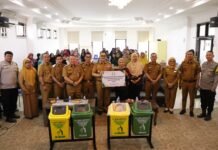 Wujud Nyata Kolaborasi Kecamatan Kemuning dan PT MBK Ventura, Salurkan Bantuan 45 Unit Tempat Sampah