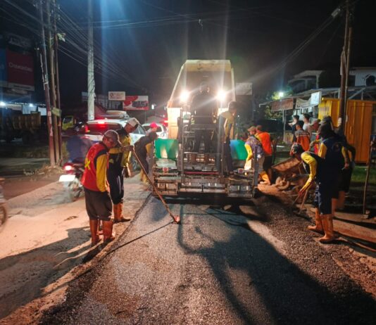 Plt Kapala Dinas PUPR Palembang Pastikan Konektivitas Plaju Darat Terjaga Lewat Perbaikan Jalan Rutin