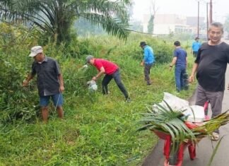Bahu-Membahu, Gaya Kepemimpinan Lapangan Camat Alexander Tuai Pujian Warga