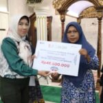 Lurah Komperta Kawal Penyaluran Zakat Ratusan Juta Rupiah untuk Warga Plaju dan Banyuasin