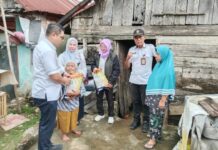 Aksi Humanis Camat dan Lurah Kalidoni, Bantu Warga Lansia di Rumah Memprihatinkan