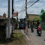 Sinergi Pemerintah dan PLN, Lurah Sentosa Herwansyah Tinjau Pemasangan Tiang Listrik Baru demi Kelancaran Arus Lalin