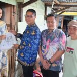 Momen Humanis Camat Rama Cahya Saat Sambangi Rumah Warga Kurang Mampu