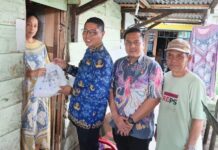 Momen Humanis Camat Rama Cahya Saat Sambangi Rumah Warga Kurang Mampu