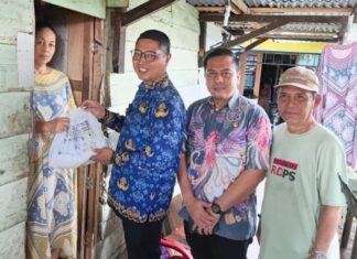 Momen Humanis Camat Rama Cahya Saat Sambangi Rumah Warga Kurang Mampu