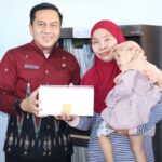 Momen Lurah Sungailais Sambangi Rumah Warga, Bagikan Paket Sehat Cegah Stunting