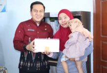 Momen Lurah Sungailais Sambangi Rumah Warga, Bagikan Paket Sehat Cegah Stunting