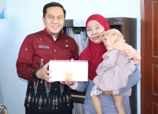Momen Lurah Sungailais Sambangi Rumah Warga, Bagikan Paket Sehat Cegah Stunting