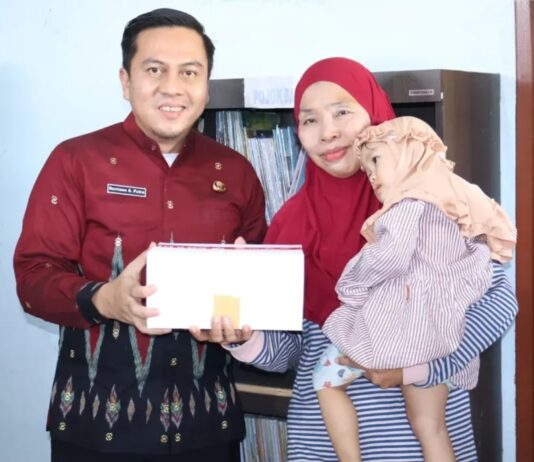 Momen Lurah Sungailais Sambangi Rumah Warga, Bagikan Paket Sehat Cegah Stunting