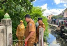 Respons Cepat Keluhan Warga, Lurah 12 Ulu Dampingi Kontraktor Tinjau Titik Cor Beton