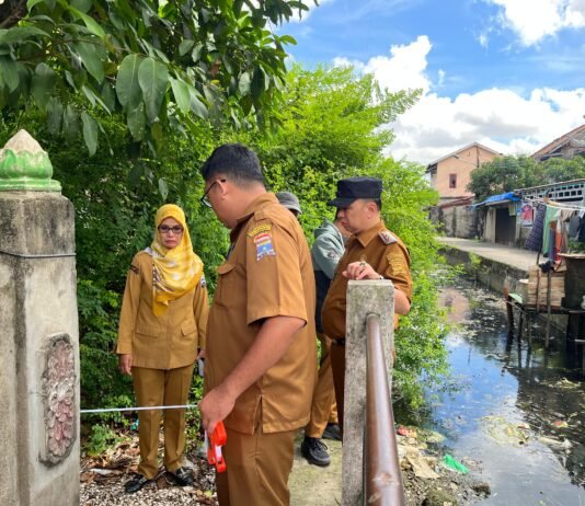 Respons Cepat Keluhan Warga, Lurah 12 Ulu Dampingi Kontraktor Tinjau Titik Cor Beton