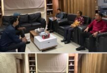 Camat Kertapati Terima Audiensi KAWALI di Ruang Kerja