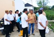 Komitmen Pelayanan Publik, Sekcam Oscar Evaluasi Kondisi Lapangan di Wilayah Seberang Ulu Dua