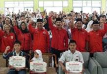 Bupati BU Arie Septia Adinata, Serahkan Bantuan PIP Ke Para Siswa Penerima