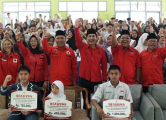 Bupati BU Arie Septia Adinata, Serahkan Bantuan PIP Ke Para Siswa Penerima