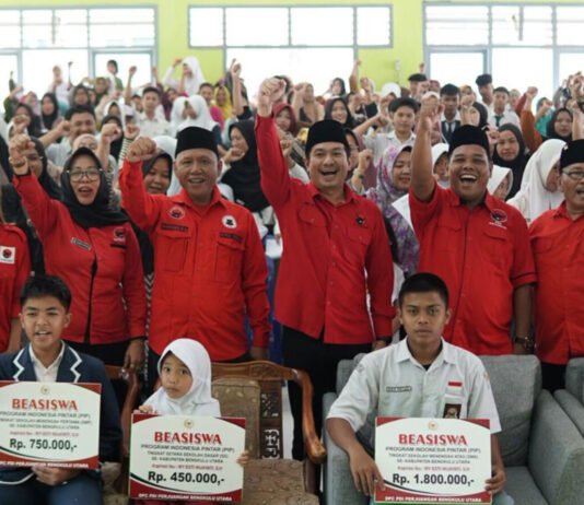 Bupati BU Arie Septia Adinata, Serahkan Bantuan PIP Ke Para Siswa Penerima