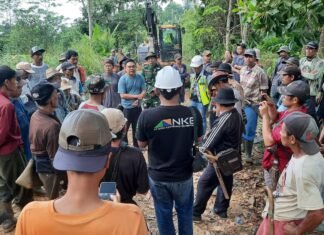 PT Gilang Hydro Lestari dan PT Nusa Konstruksi Enjiniring Perbaiki Akses Jalan Warga di Cilograng