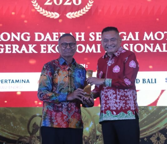 Bukti Nyata Membangun Daerah, Bupati Rachmat Riyanto Terima Penghargaan Nasional Disway Top Regional Leader