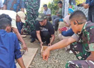 TEP Unair Latih Warga Transmigrasi Sumalata Budidaya Lebah Trigona